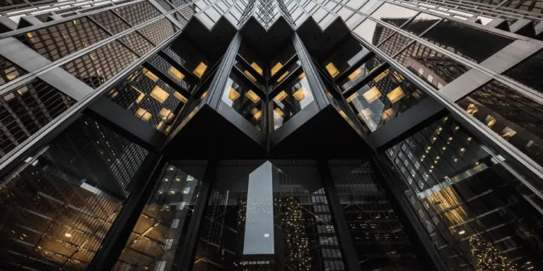 Moderne kontorbygning med glasfacade set nedefra